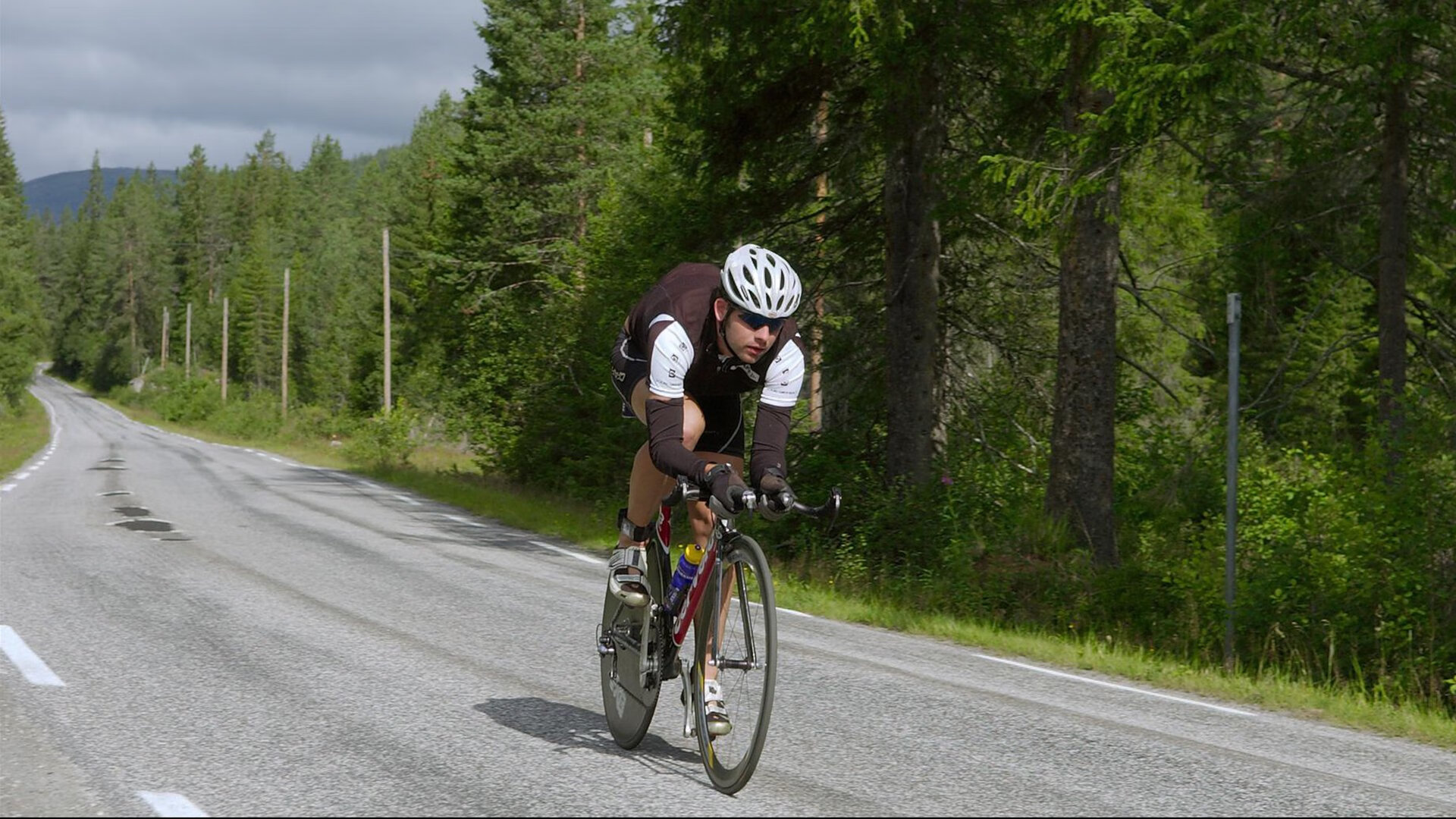 强队实力横扫对手，场上战斗激烈令人目不转睛，队伍很强
